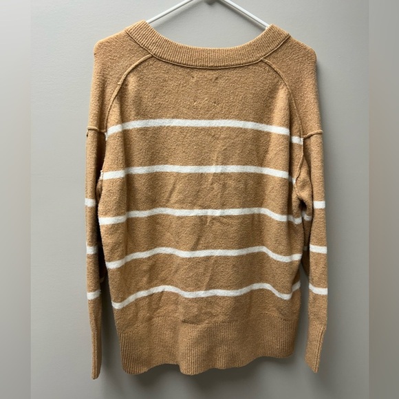 Aerie Oversized Tan & White V Neck Knit Sweater - Picture 2 of 3
